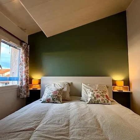 펜션 House For 5 With Air Conditioning, Parking & Terrace 프롱티냥