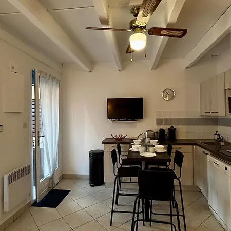 펜션 House For 5 With Air Conditioning, Parking & Terrace