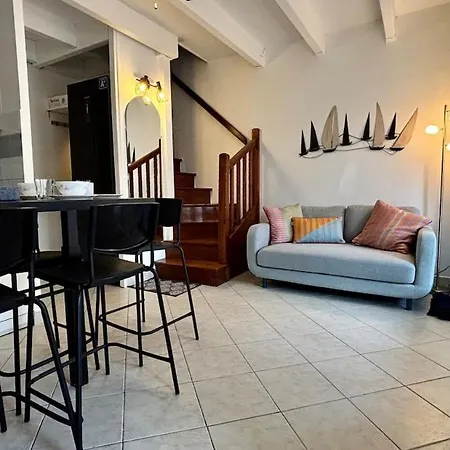 펜션 House For 5 With Air Conditioning, Parking & Terrace 프롱티냥